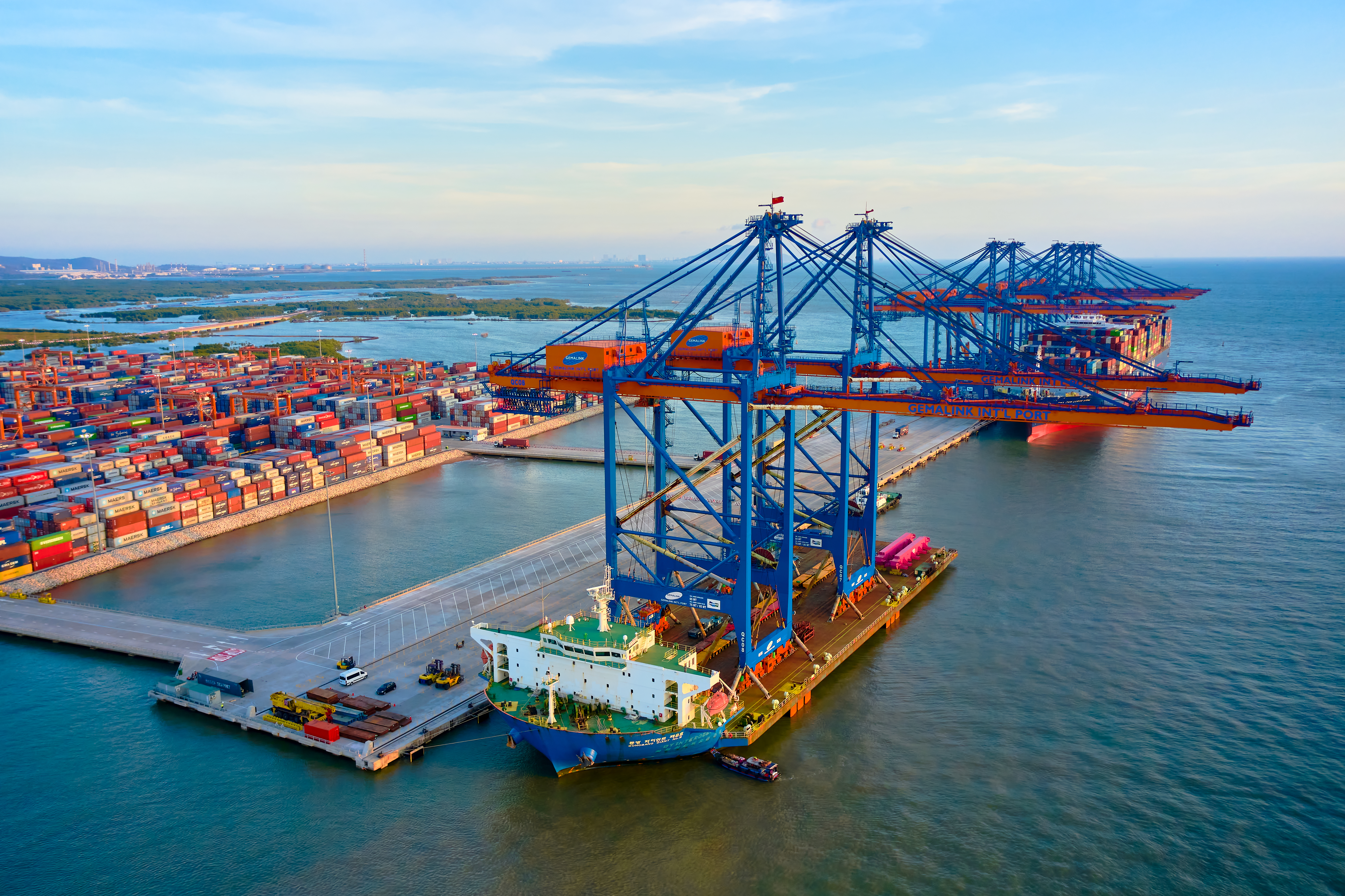 Gemalink tiếp nhận thêm 2 cẩu bờ STS siêu lớn