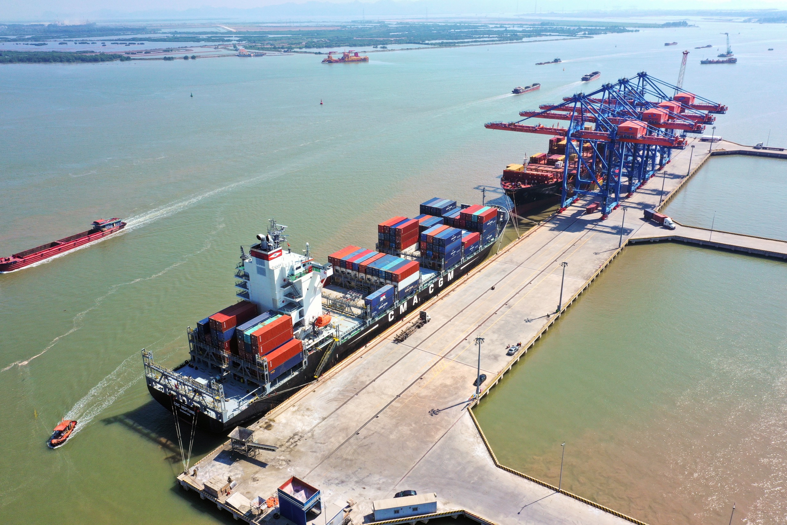 CẢNG NAM ĐÌNH VŨ TIẾP NHẬN KHAI THÁC CÙNG LÚC TÀU CỦA 02 HÃNG TÀU HÀNG ĐẦU THẾ GIỚI