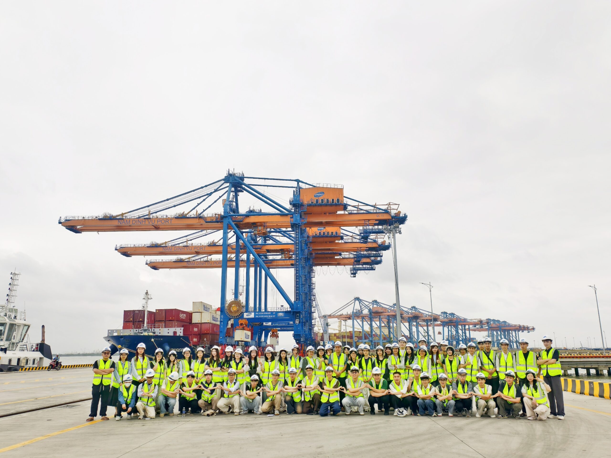 Đoàn sinh viên ngành Quản lý vận tải và Logistics – Trường Đại học Kiến trúc Hà Nội tham quan Cảng Nam Đình Vũ
