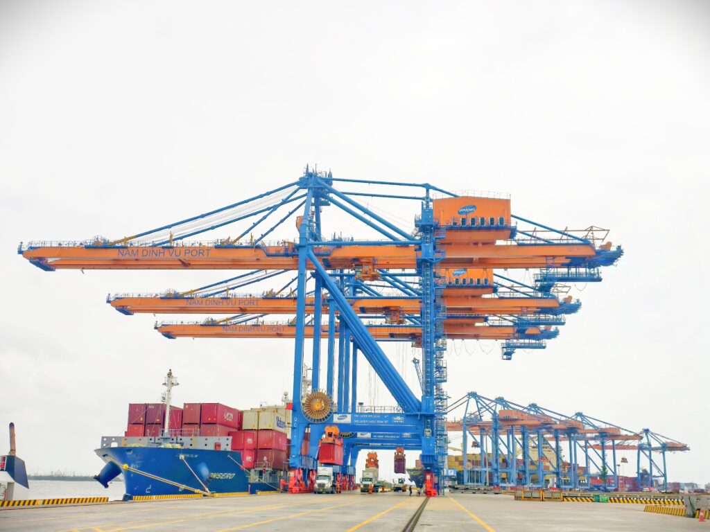 Toàn cảnh Cảng Nam Đình Vũ với hệ thống cầu bến, cẩu bờ và khu vực khai thác container