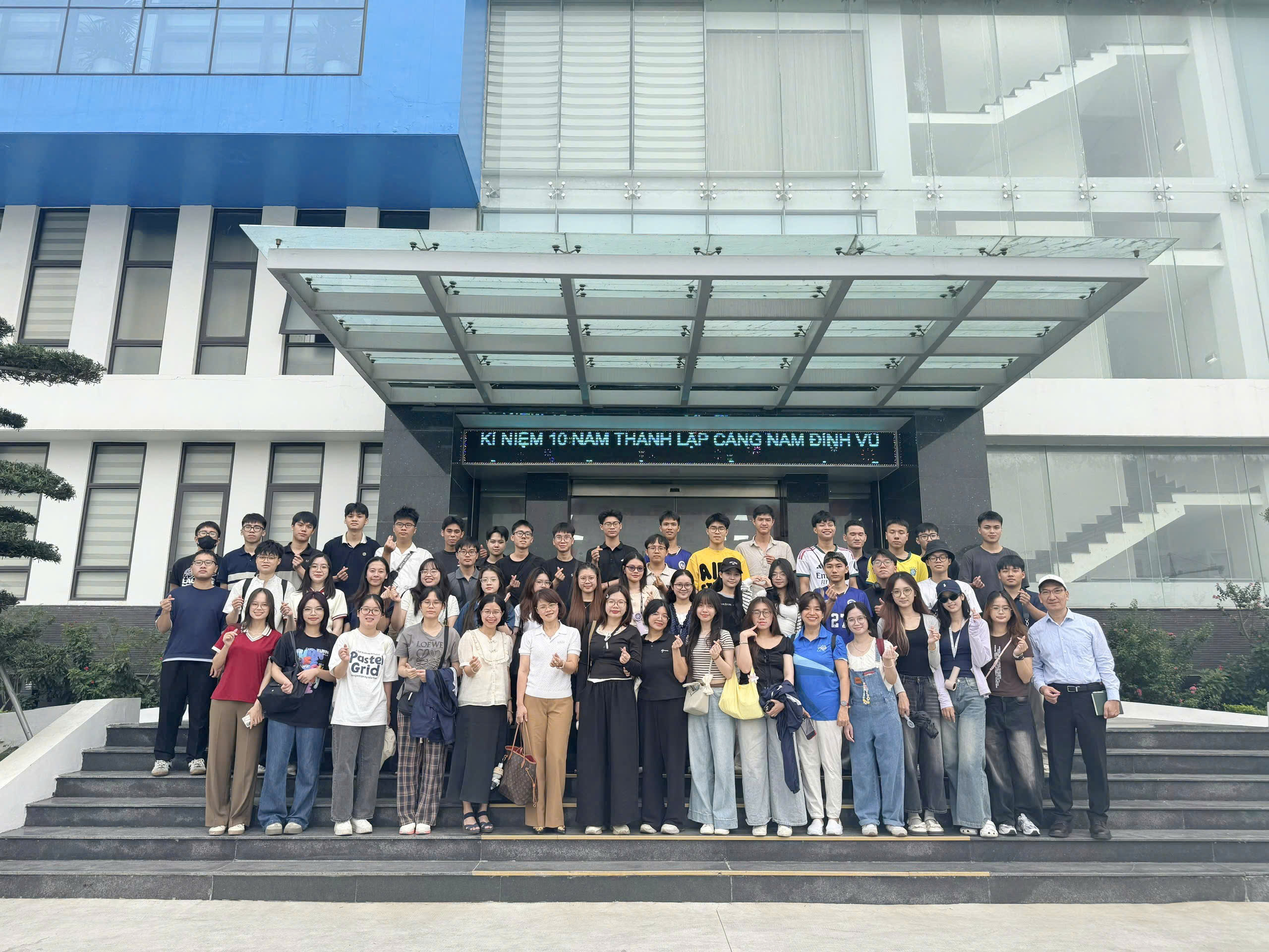 ĐOÀN SINH VIÊN ĐẠI HỌC KINH TẾ QUỐC DÂN THAM QUAN, TÌM HIỂU THỰC TẾ TẠI CẢNG NAM ĐÌNH VŨ